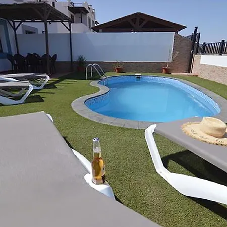 Blue With Private Pool, Bbq, Wifi - Suitable For Families By Holidays Villa Corralejo